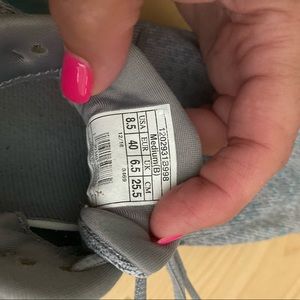 Brooks tennis shoes size 8.5, excellent condition. Non-smoking home, No pets.